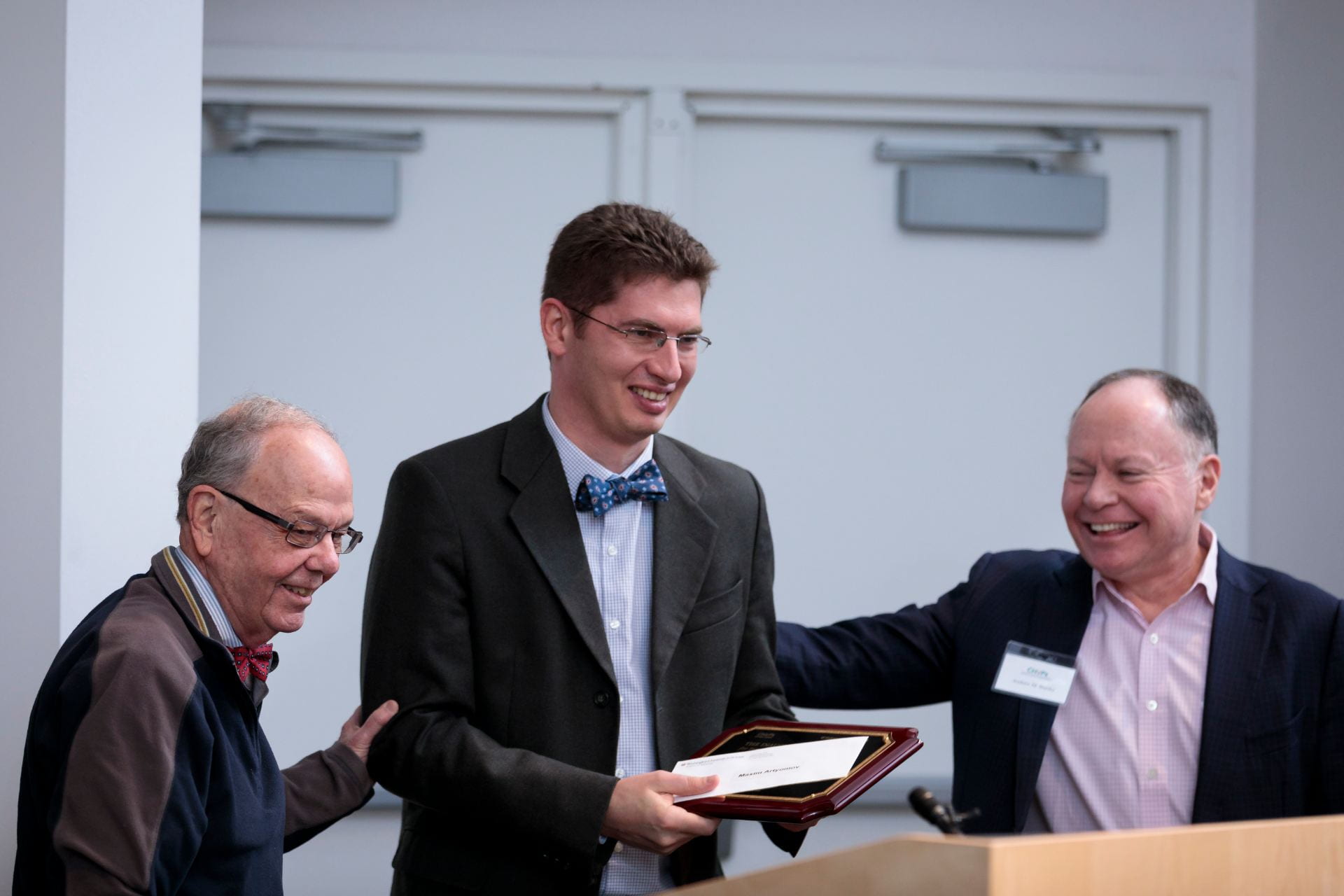 Maxim Artyomov, PhD, center, is awarded the Emil R. Unanue Award by Emil R. Unanue, MD, left, and Andrew Bursky, right
